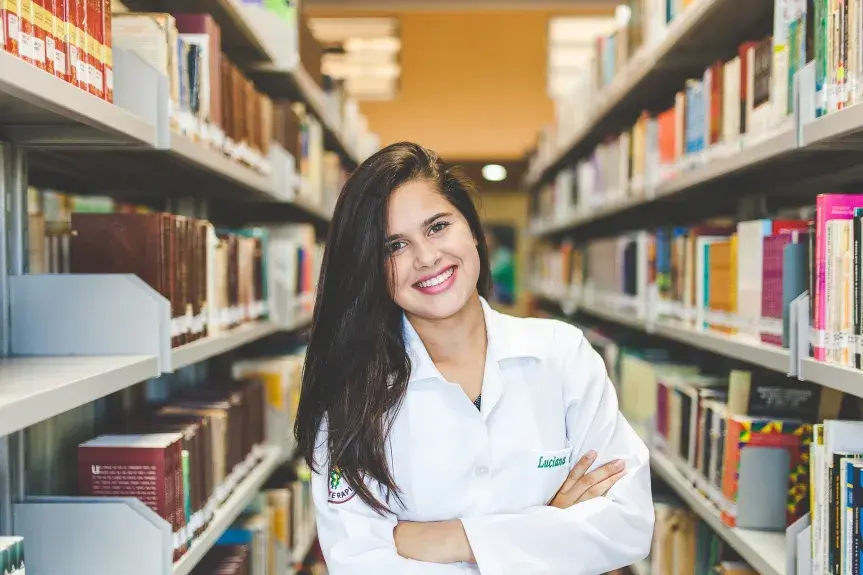 Etudiante dans une bibliothèque